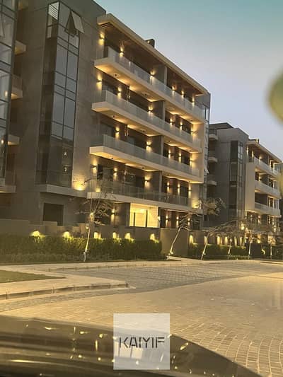 شقة مفروشة للبيع أول سكن في كمبوند الباتيو اورو El Patio Oro موقع مميز داخل الكمبوند تشطيب وفرش جديد  استلام فوري