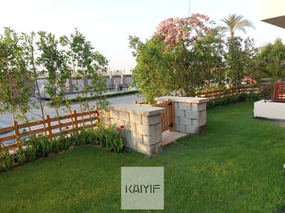 شقة للبيع في كايرو فيستيفال سيتي  Cairo Festival City وحدة بحديقة مفروشة بالكامل موقع مميز جاهزة للسكن الفورى