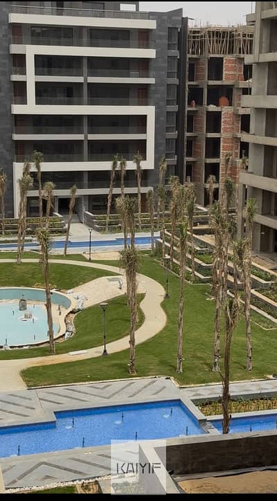 شقة كورنر للبيع في الباتيو أورو القاهرة الجديدة بموقع مميز داخل المرحلة الثانية بالقرب من الكلوب هاوس وإطلالة مفتوحة على شارع واسع ومسطحات مائية