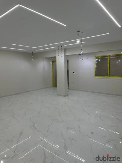 شقة متشطبة بيزمنت بمستوى الشارع للبيع في الحي السابع District 7 – Sheikh Zayed الشيخ زايد  استلام فوري - موقع مميز جدًا في أرقى أحياء الشيخ زايد