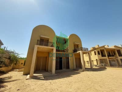 فيلا دور أرضي واول نصف تشطيب  استلام فوري في كمبوند الجريا بفرلي هيلز بقلب الشيخ زايد