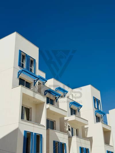 Fully finished townhouse in a prime location in Ras El Hekma, Naya Bay, with installments over 10 years, direct from the owner.