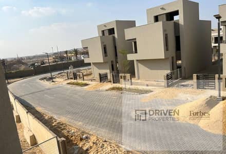 بالتقسيط استلام فوري فيلا  4غرف للبيع في كمبوند ذا كراون بالم هيلز The Crown Compound Palm Hills جولف اكستينشن 6اكتوبر الجيزه
