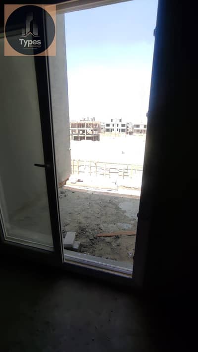 للبيع بنتهاوس مساحة 220 متر كورنر مبني بالفعل لوكيشين مميز جدا على شارع رىيسي في كمبوند في ليفليز من ديونز v Levels compound