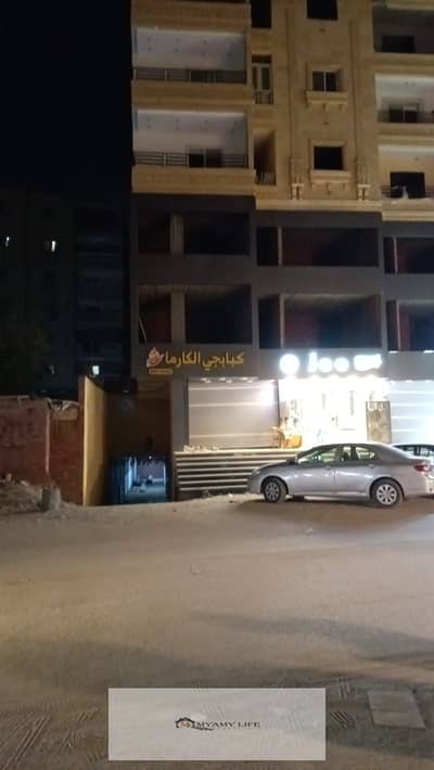 For rent in Al-Ahram Gardens, an apartment of 165 square meters, old loading, distinctive front on the main gate street, suitable for residential or administrative use, super lux, first residence on the fourth floor, 3 minutes walking to the elevator.
