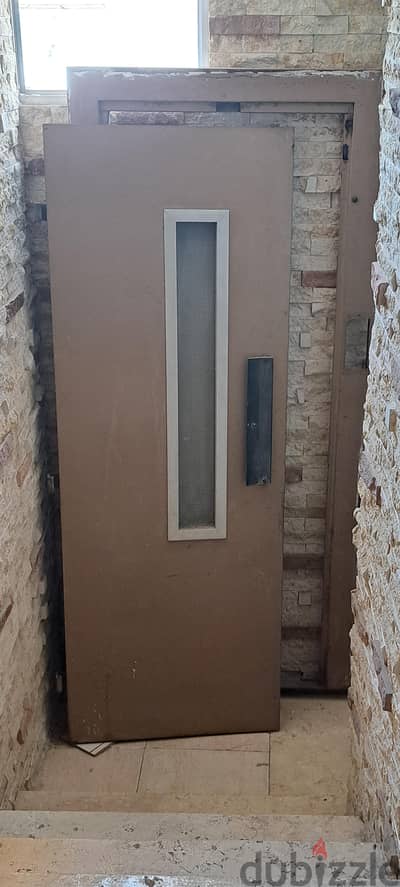 باب اسانسير  محمل بحالة ممتازة