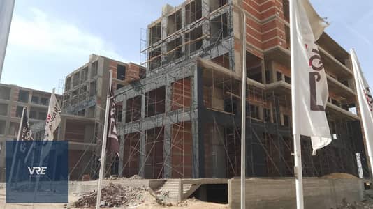 محل للبيع 27 متر بالدور الثاني في مول The Square على طريق الحرية لوكيشن تجاري نادر بجوار بنزينة وطنية وكارفور فرصة استثمار مضمونة ومناسبة لكل الأنشطة