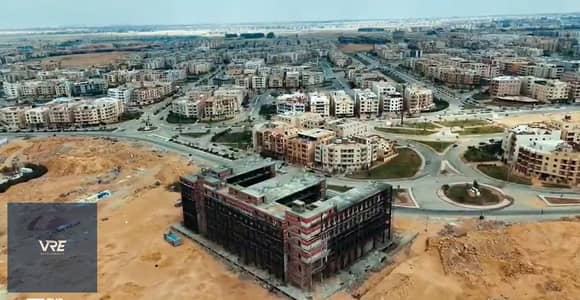 محل تجارى للبيع دور ارضي 39 متر + 14 متر اوت دور في اميز لوكيشن في مدينه الشروق على محور الحرية  بجوار كارفور بمقدمات تبدا من 20 % وتقسيط يصل حتي 48