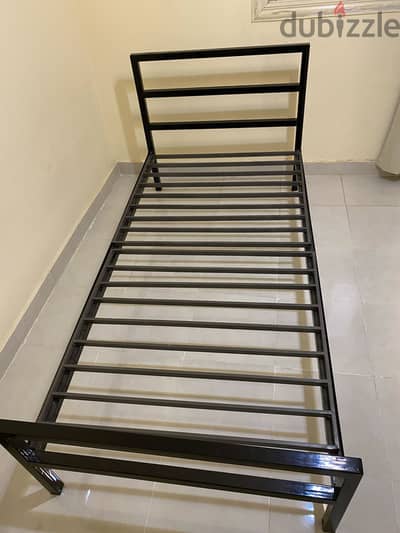 سرير اسود معدني