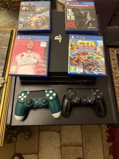 PS 4 Pro like new with 2 original joysticks and 4 cd’s