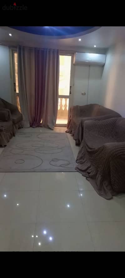 Furnished apartment for rent in New Maadi, Street 13, upscale location near the metro station, consisting of three bedrooms, reception, 2 bathrooms, and a kitchen with three air conditioners, fifth floor, elevator