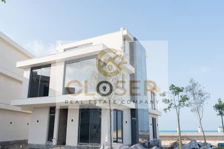 امتلك تاون هاوس صف اول علي البحر جاهزه للسكن فورا في الساحل الشمالي بجوار Rixos Alamein