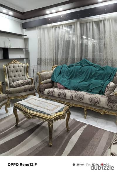 Furnished apartment for rent, Zahraa El-Maadi, section eight, consisting of three bedrooms, reception, and three bathrooms, one of which is a master with a fully air-conditioned bedroom, Wi-Fi, natural gas, fourth floor, elevator, a high-end and quiet location near the Great Mosque.