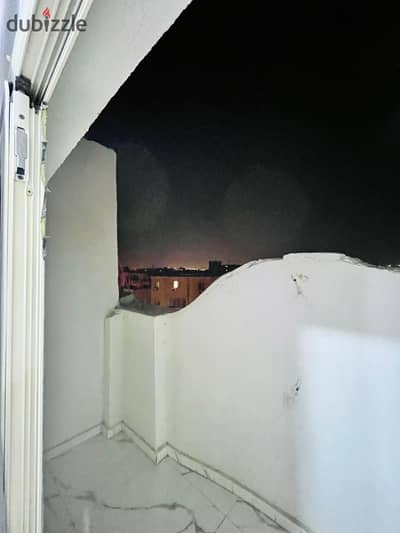 Single studio with excellent spaces and available studios with balcony. Available studios. First residence, furnished VlP. October, first neighborhood, first close to Al-Hosary Mosque, floor 4, elevator. Includes only water, and electricity is on a card.