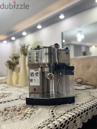 ماكينة ديلونجي De’Longhi EC860. M للسبريسو والكابتشينو بحالة ممتازة