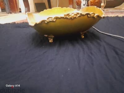 طبق ضيافة نحاس أصفر ثقيل بأرجل مزخرفة (أنتيك)