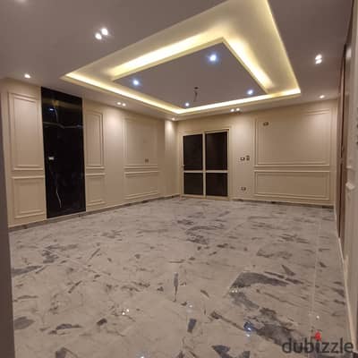 For rent, a ground floor apartment with a garden, first residence, ultra-super lux in the Al-Khamail Compound in Sheikh Zayed, area 145 m, garden 100 m, 3 bedrooms and 2 bathrooms with a master bedroom.