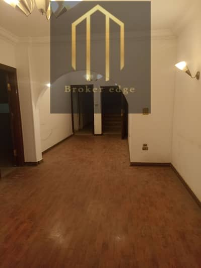 Office for rent on Nabil Al-Waqad Street 140m third staircase