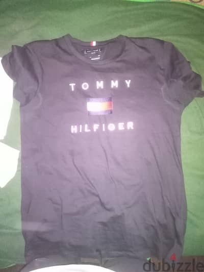 black Tommy Hilfiger t-shirt