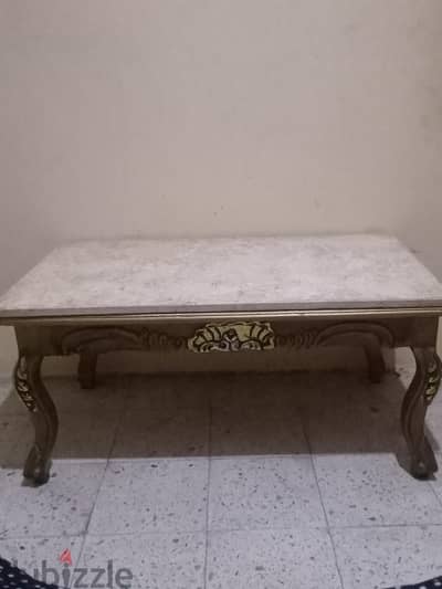 طرابيزه صالون مدهب بالرخامه حالتها ممتازه مفيهاش اي عيب