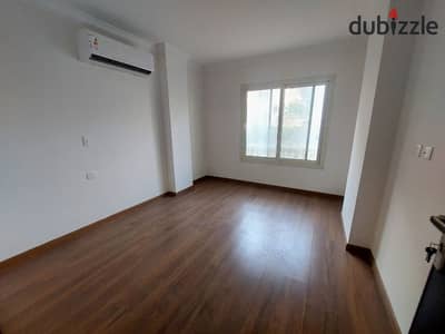حصرى شقة بالتكيفات اول سكن داخل كمبوند به جمام سباحه وجيم ونادى قرب ش90 والهايد بارك
