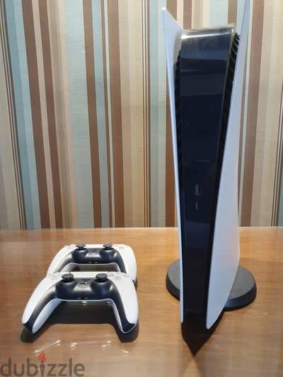 PlayStation 5 Digital Edition + 2 NEW controllers