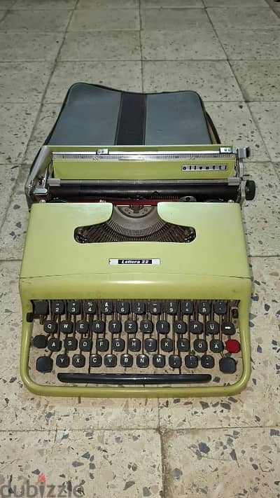 آلة كاتبة Olivetti Lettera 22 أصلية Vintage