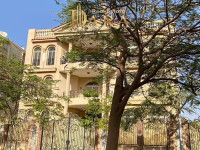 شقه للبيع 200م تشطيب الترا مودرن في الحي الخامس فيلات بالقرب من (مسجد عمرو بن العاص)