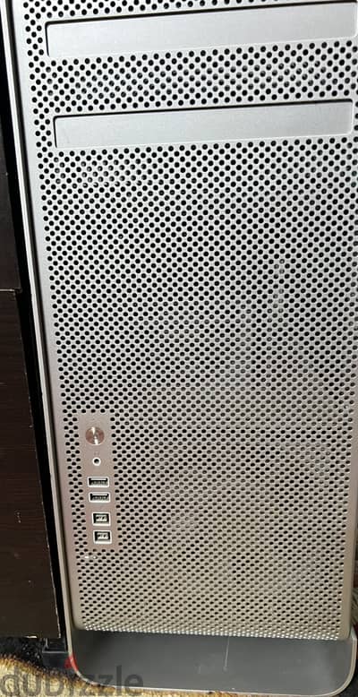 للبيع: وحش المونتاج والعمل الشاق - Mac Pro 2012 Tower (مُحدث بالكامل)