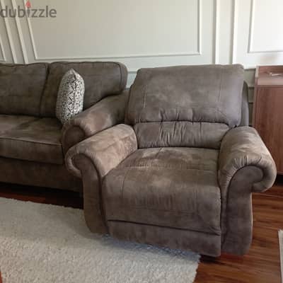 انتريه من hub furniture بكرسي ليزي بوي جلد مقلوب بدون اي عيوب