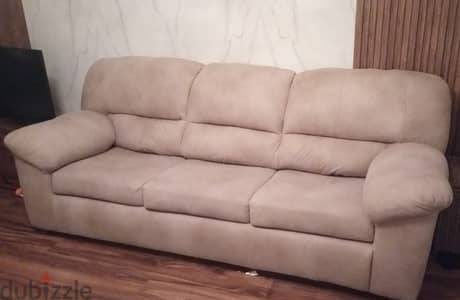 كنبه ثلاثيه من in and out furniture استخدام سنه بدون اي عيوب