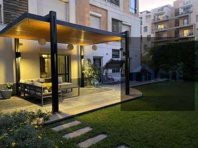 Luxury apartment with a prime location and view , ground floor , 215 sq m with a 200 sq m garden , for sale at a special price in Eastown , New Cairo