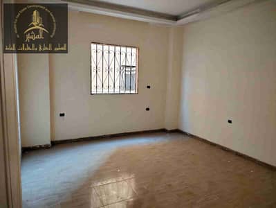 شقة دور ارضى مرتفع 3/4 تشطيب تاني صف من الجامعة الروسية حي تاني