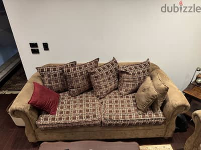 ليفينج كنبة ٣ و كنبة ٢ مع بف و طرابزتين، خشب ارو و القماش من سيدار