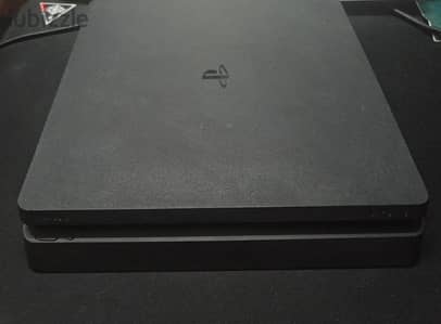 PS4 Slim 500GB بحالة الزيرو
