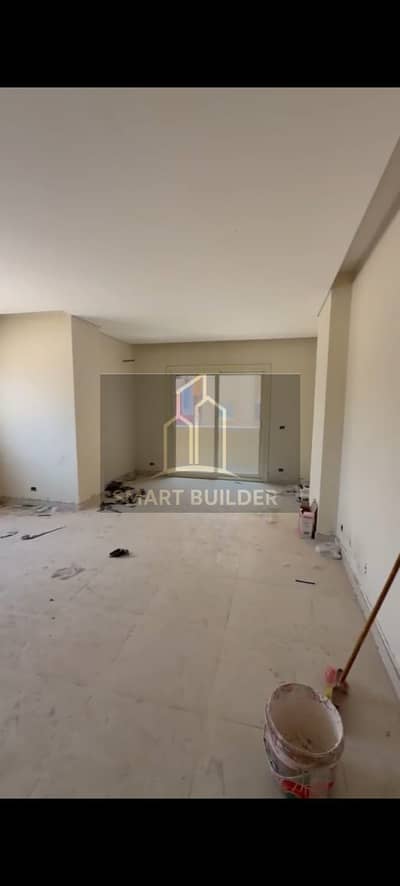 Apartment for sale in Compound Mayfair 2, Al-Hudaba Al-Wasati in Mokattam, finishing percentage close to 90%, repeated first floor, immediate delivery, distinguished location