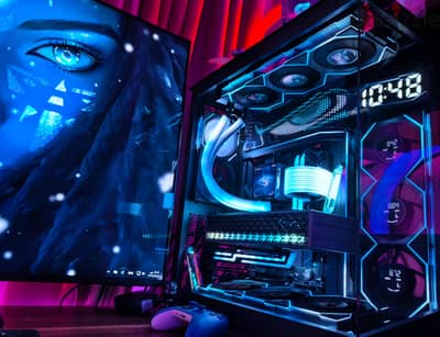 وحش الأداء و الشكل ب Ryzen 7 7800X3D و RX 9070 XT OC و ١٢ شاشة داخلية!