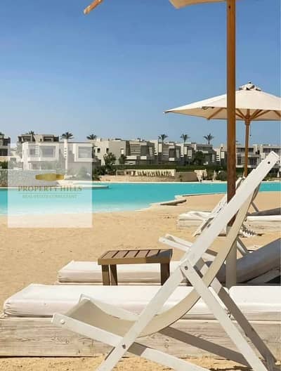 شاليه 3 غرف من ازها راس الحكمة بتشطيب كامل  بالتكيفات والمطبخ بفيو دايركت علي الللاجون   نازل من سعره