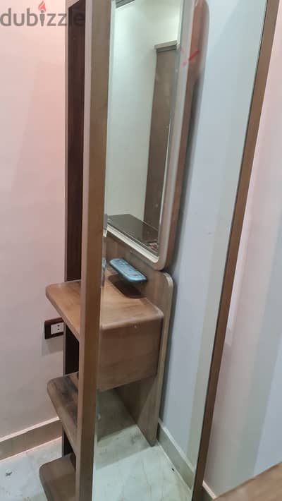 مراية طولية بأرفف