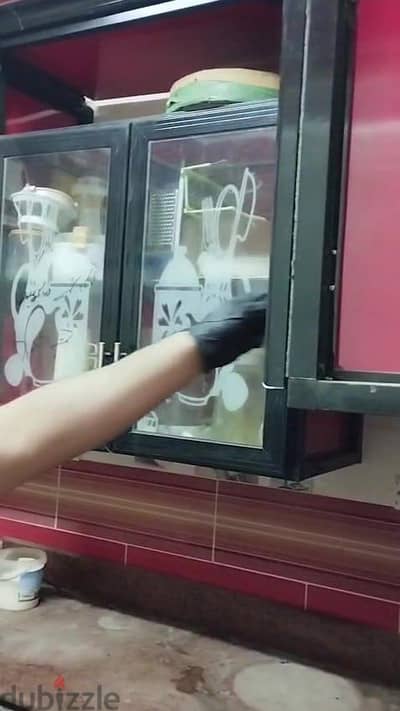 طقم مطبخ ألوميتال (أكليريك) أحمر في أسود كامل بالرخام الجرانيت