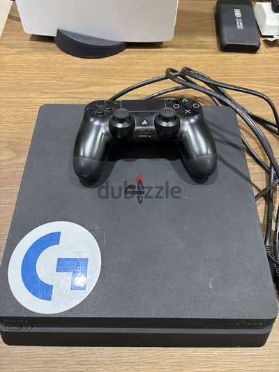 PS4 Slim في حالة جيدة