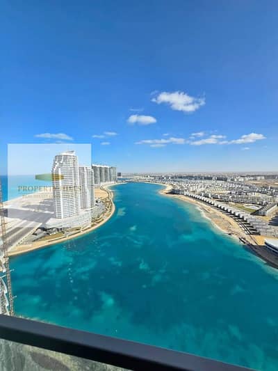 شقه بتشطيب كامل بالتكيفات بفيو صريح علي البحر من كل الغرف بخصم كبير جدا في ابراج العلمين