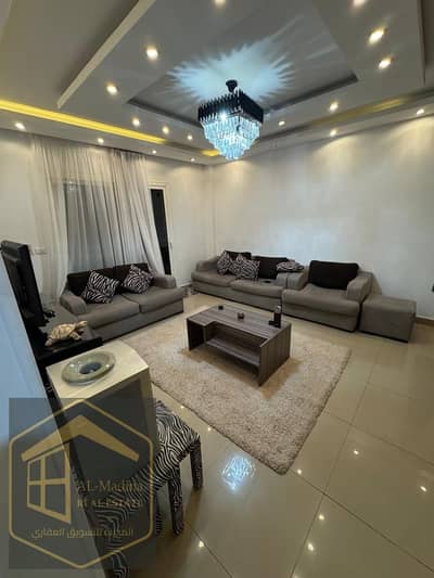 فرصة مميزة ايجار مفروش - لوكيشن مميز في B10 فيو الخدمات والمسجد 3 غرف تشطيبات وسعر ممتاز
