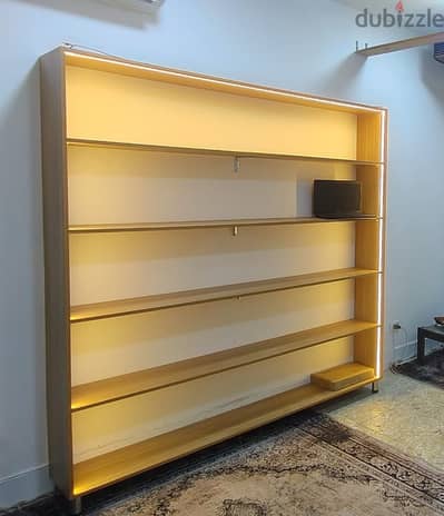 مكتبة خشبية