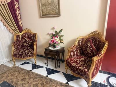 صالون كنبه و اربع كراسي بالترابيزه و كنسول بالمرايه بحاله جديده
