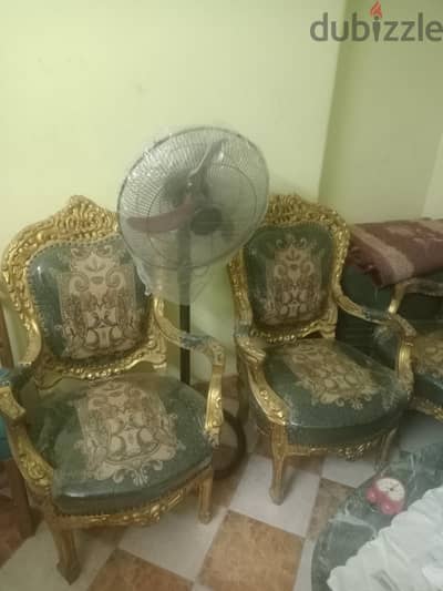 صالون مدهب كنبة واربع كراسي بحالة جيدة