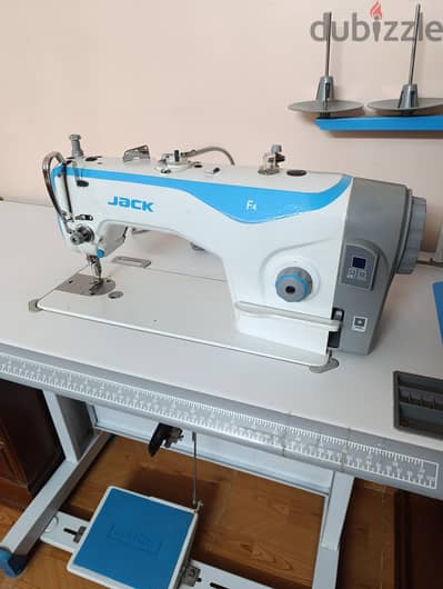 ماكينة خياطة جاك Jack F4 بحالة ممتازة مع الترابيزة والموتور