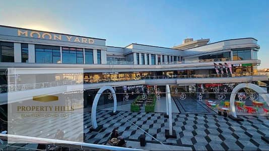 A shop ready for immediate occupancy in a working mall, located on the main facade with an outdoor area. Price available in installments.