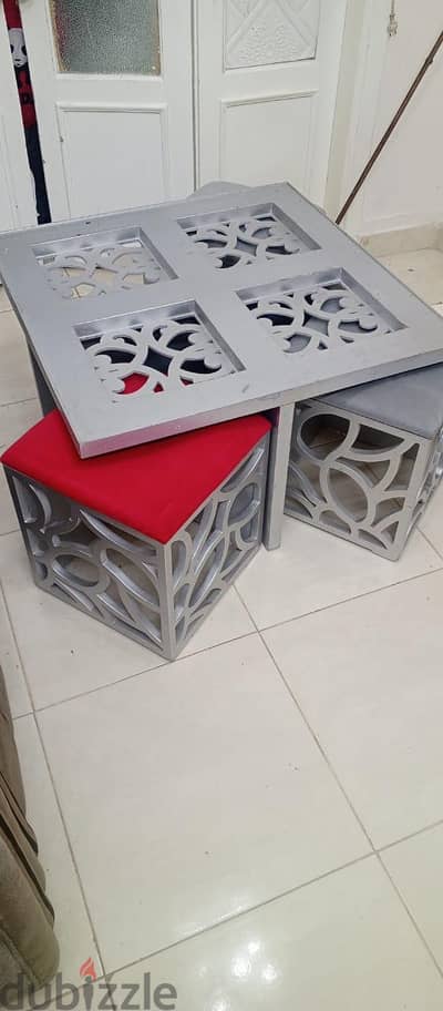 ترابيزة ب ٤ بافات و٢ بلتكانة