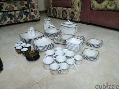 نصف طقم صيني مكون من 54 قطعه